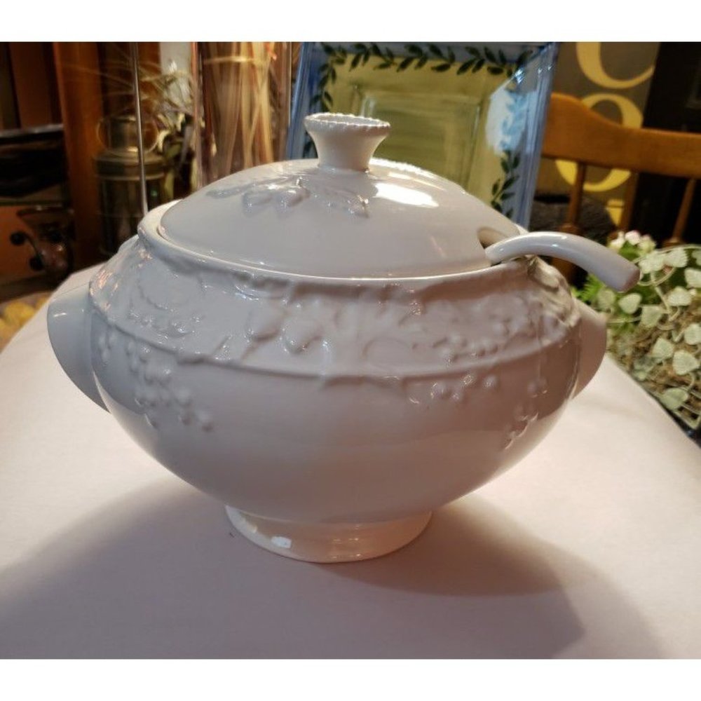 Vintage Soup Tureen Set With With Spoon And Lid In Beautiful Condition